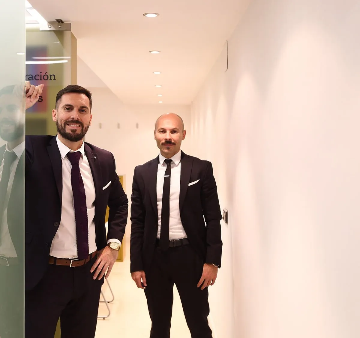 Rubén y Diego Villar Aretio en el pasillo del despacho